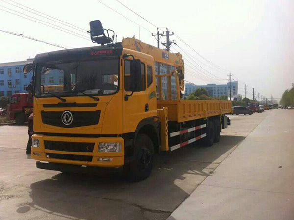 東風(fēng)征夢(mèng)后八輪8.5米隨車吊