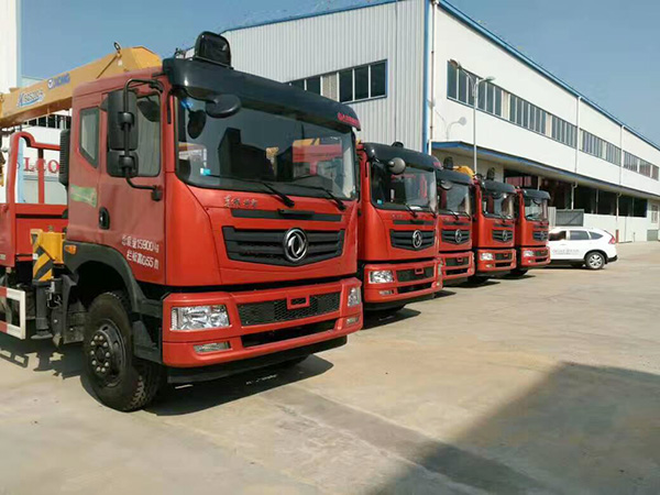 東風(fēng)征夢(mèng)后八輪8.5米隨車吊