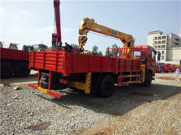 東風(fēng)單橋石煤8噸隨車吊 東風(fēng)單橋石煤8噸隨車吊