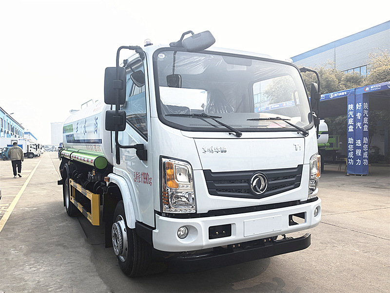 抑塵霧炮車、程力灑水車都來了，開展消毒作業(yè)