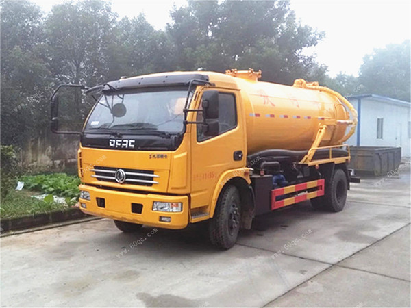 東風多利卡D7吸污車