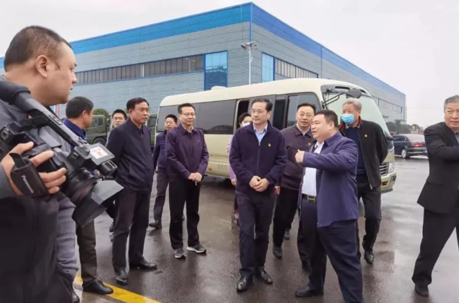 陪同錢遠坤書記調研視察的有分管工業的副市長吳超明、曾都區區委書記張健,以及市區直屬部門的相關領導
